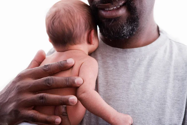幼い赤ん坊を抱える笑顔の父親 — ストック写真