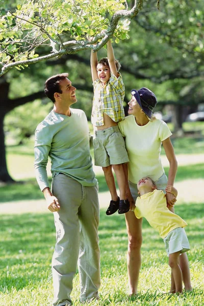 Famille Heureuse Dans Parc — Photo