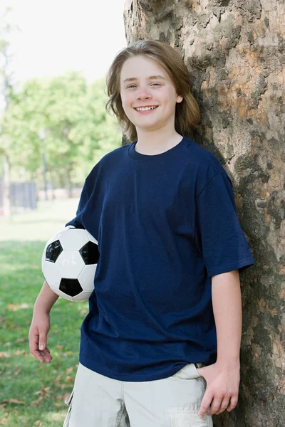 Pojke Med Fotboll Leende — Stockfoto