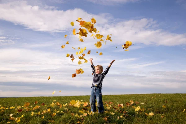 Havaya Yaprak Fırlatan Çocuk — Stok fotoğraf