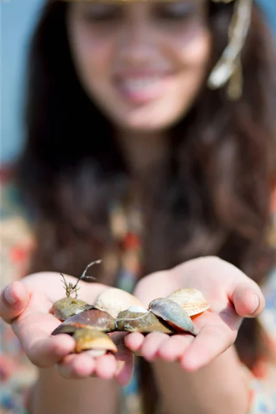 浜辺で貝を見つける女 — ストック写真