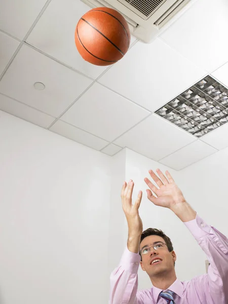 若いビジネスマンがオフィスでバスケットボールをしていて — ストック写真