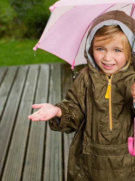 Ein Junges Mädchen Unter Einem Regenschirm — Stockfoto