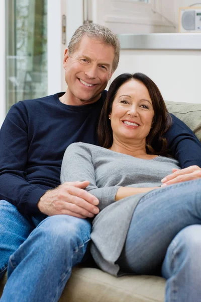 Retrato Una Pareja Sonriendo —  Fotos de Stock