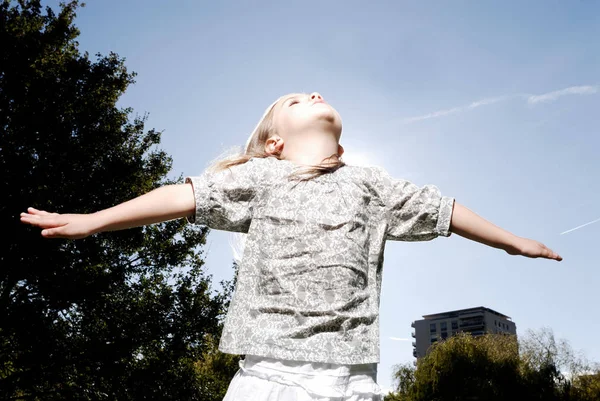 Anos Idade Menina Olhando Para Céu — Fotografia de Stock