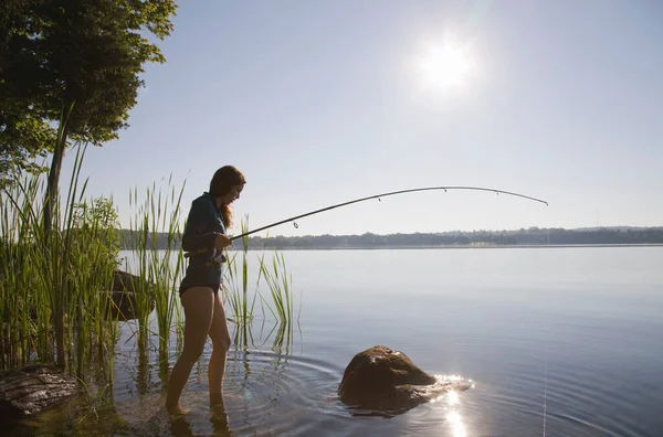 Donna Pesca Nel Lago — Foto Stock