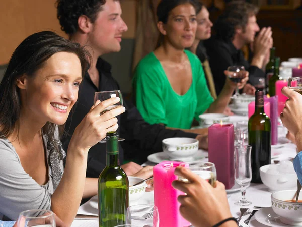 Les Gens Parlent Pendant Dîner — Photo