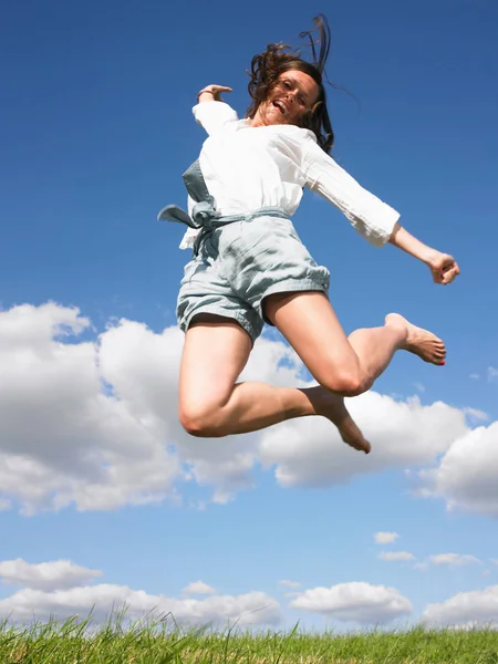 Giovane Donna Saltando Sopra Cielo — Foto Stock