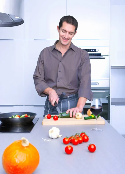 Чоловік Готує Кухні Посміхається — стокове фото