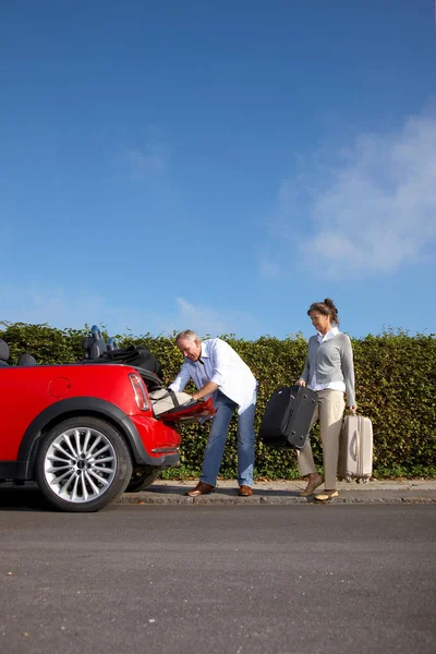 Volwassen Paar Zetten Tassen Auto — Stockfoto