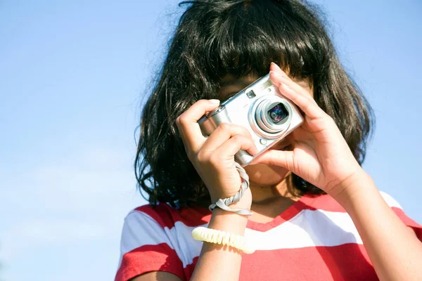 Dívka Fotografování Digitálním Fotoaparátem — Stock fotografie