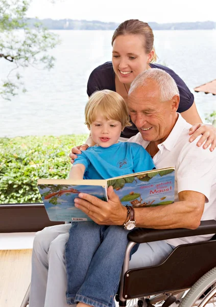 Älterer Mann Liest Jungen Buch Vor — Stockfoto