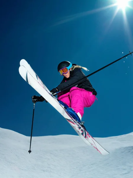 空を飛び越える女性スキーヤー — ストック写真