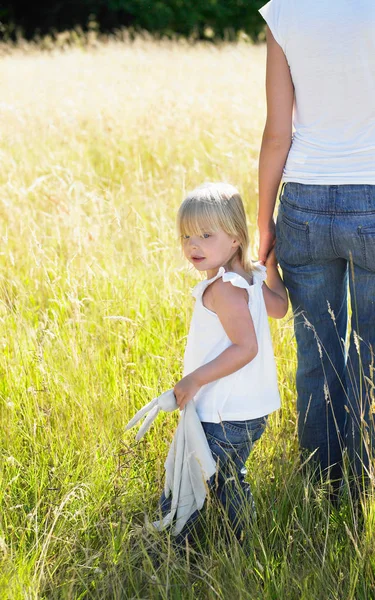 Moeder Dochter Een Veld — Stockfoto