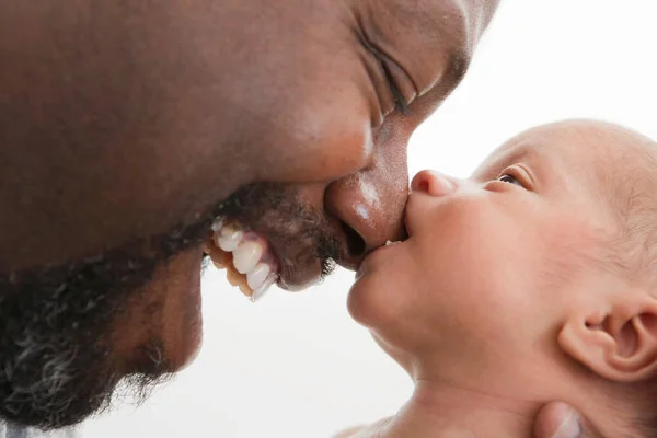 笑う父親の赤ちゃんの鼻をかむ — ストック写真