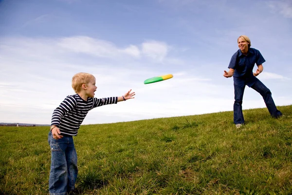 Alegría Padre Juegan Frisbee — Foto de Stock