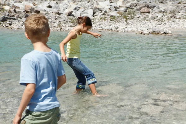 Niños Que Tienen Tiempo Libre Junto Río Las Montañas — Foto de Stock