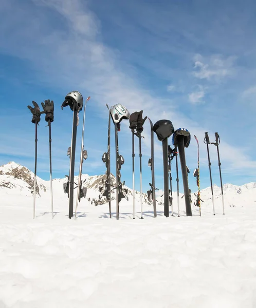 在雪山场景的滑雪设备 — 图库照片