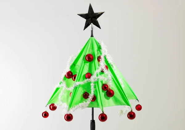 Πράσινη ομπρέλα με χριστουγεννιάτικες διακοσμήσεις σε λευκό φόντο — Φωτογραφία Αρχείου