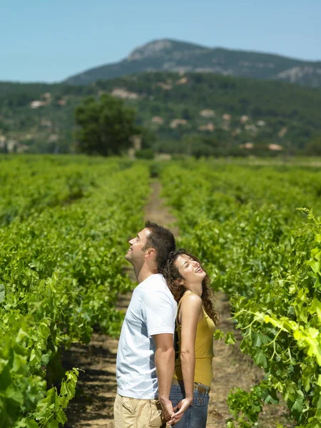 在葡萄园里散步的情侣 — 图库照片