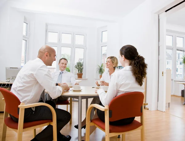 Colegas Trabalho Falando Sobre Uma Reunião — Fotografia de Stock