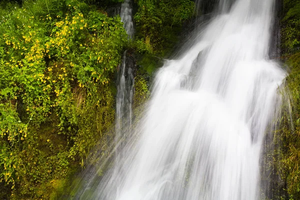 Vattenfall vid fästets huva — Stockfoto