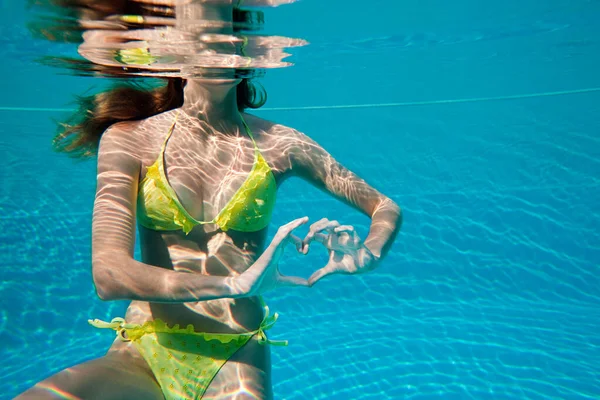 Young Woman Making Heart Shape Hands Underwater Swimming Pool — Stock Photo, Image