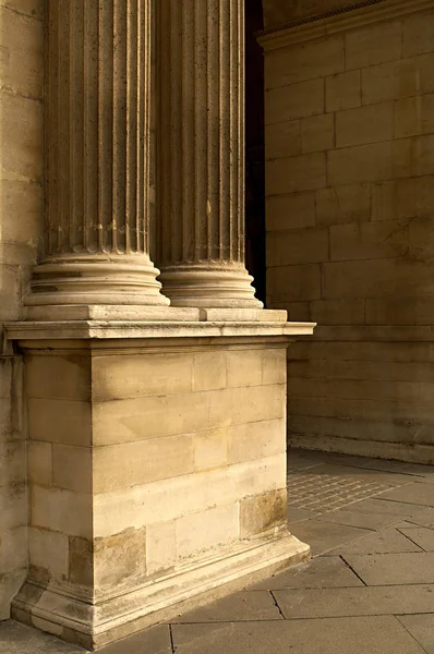 Oszlopok a Louvre udvaron — Stock Fotó