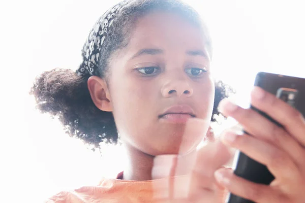 Feche Menina Usando Telefone Celular — Fotografia de Stock