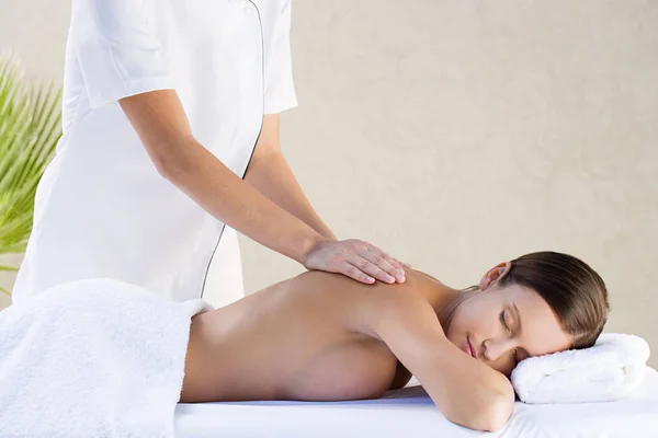 Junge Frau Erhält Massage — Stockfoto