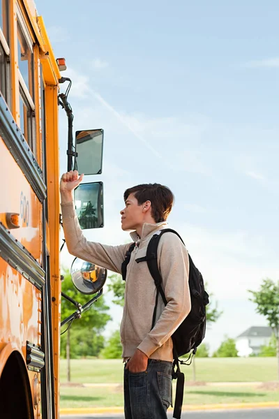 Estudante Ensino Médio Masculino Batendo Porta Ônibus Escolar — Fotografia de Stock