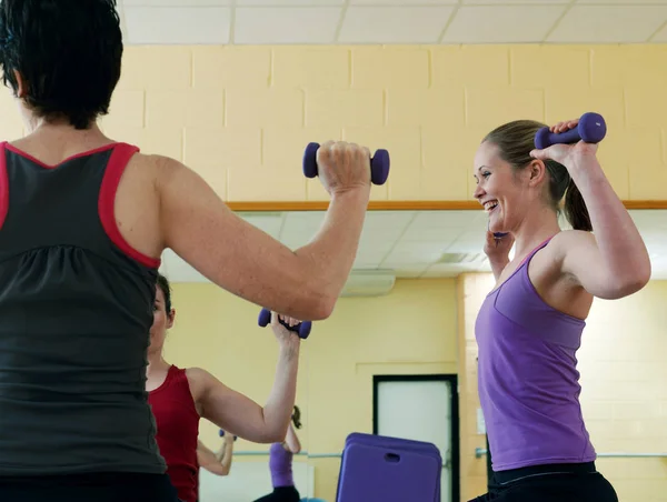Frauen Trainieren Fitnessstudio Mit Gewichten — Stockfoto