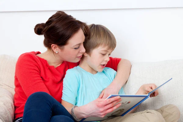 Madre Hijo Leyendo Juntos — Foto de Stock