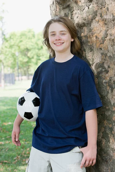 Хлопчик Футболом Посміхається Ліцензійні Стокові Фото