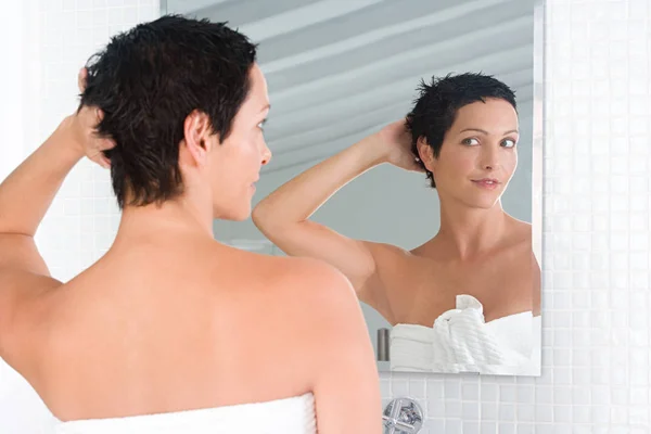 Woman Styling Her Hair — Stock Photo, Image