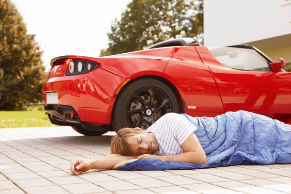 Hombre Durmiendo Lado Coche Eléctrico — Foto de Stock