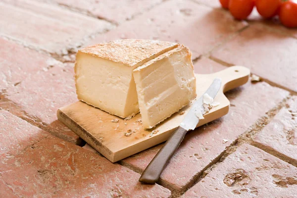 Sýr Dřevěné Sekací Desce — Stock fotografie