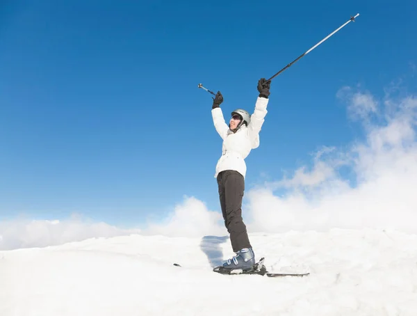 Frau Steht Mit Skiern — Stockfoto