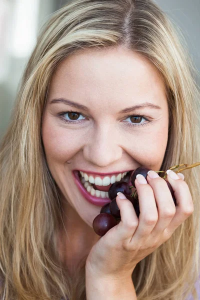 Jovem Mulher Comendo Uvas — Fotografia de Stock