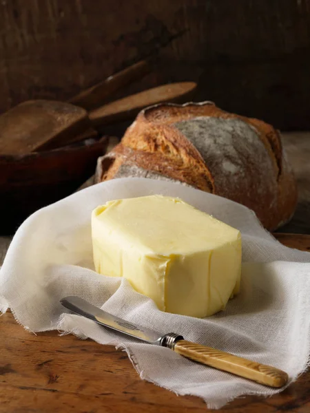 Ekologiskt smör med bröd — Stockfoto