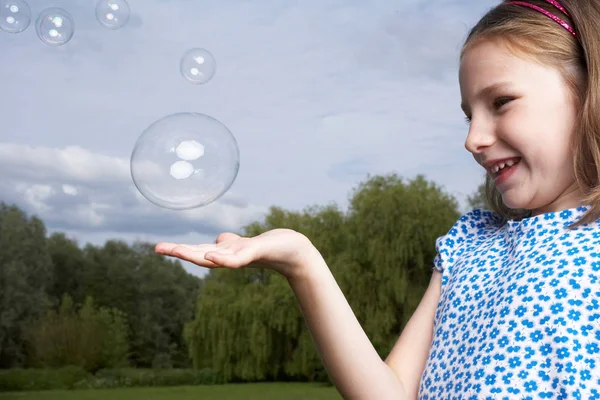Kid Garden Jugando Con Burbujas — Foto de Stock