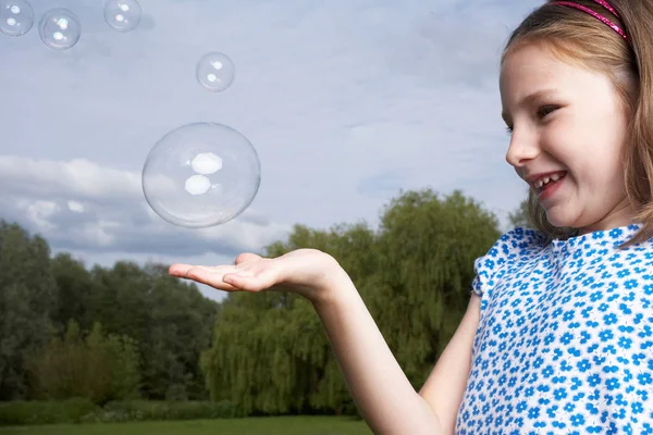 Enfant Dans Jardin Jouer Avec Des Bulles — Photo