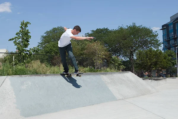 Skateboarder Sur Rampe Skate Park — Photo