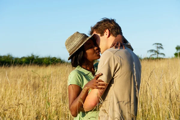 Couple Kissing Field — Stock Photo, Image