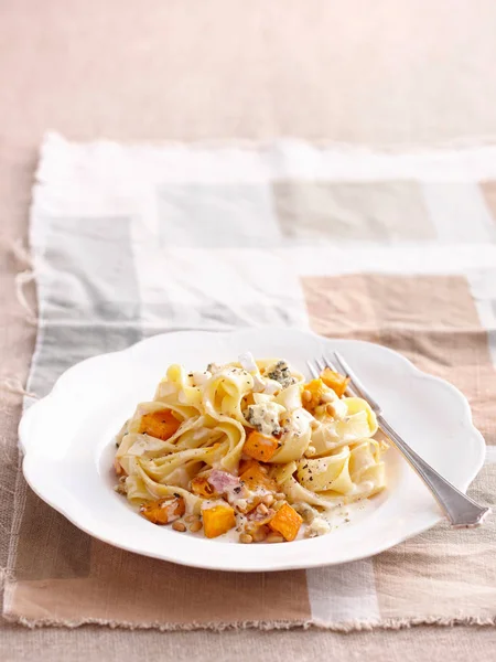 Teller Mit Huhn Und Gemüsepasta — Stockfoto