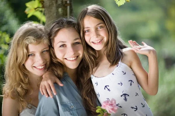 Три Девушки Обнимают Друг Друга — стоковое фото