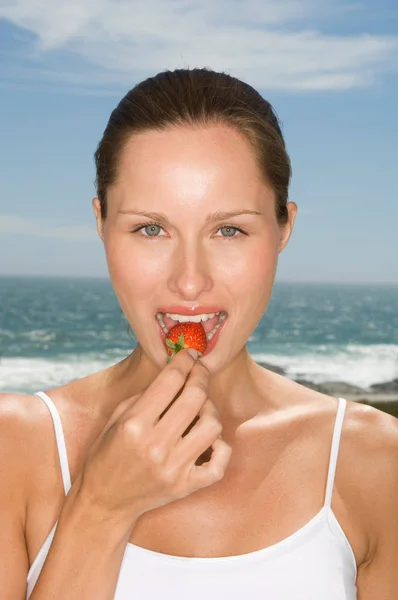 Feminino Com Fruta Morango — Fotografia de Stock