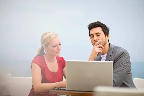 Pareja Trabajando Laptop — Foto de Stock