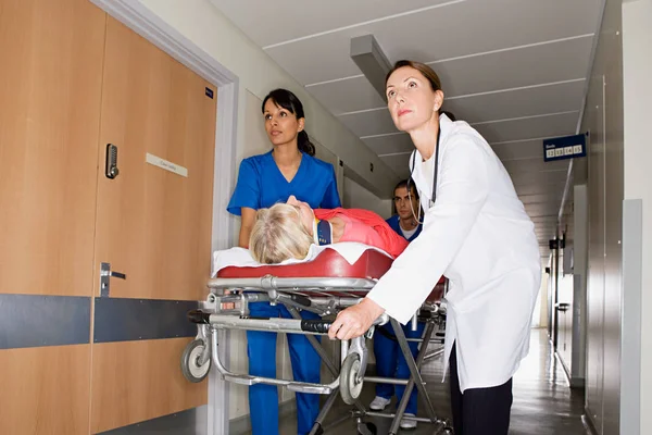 Médicos Levando Paciente Através Corredor — Fotografia de Stock