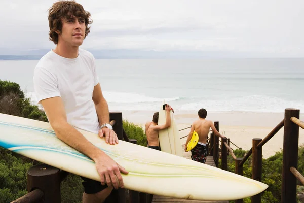 Surfer Przy Plaży — Zdjęcie stockowe